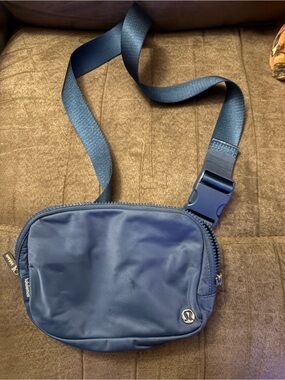 2L lululemon crossbody bag